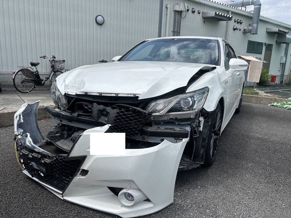 事故で前部が大破したお車